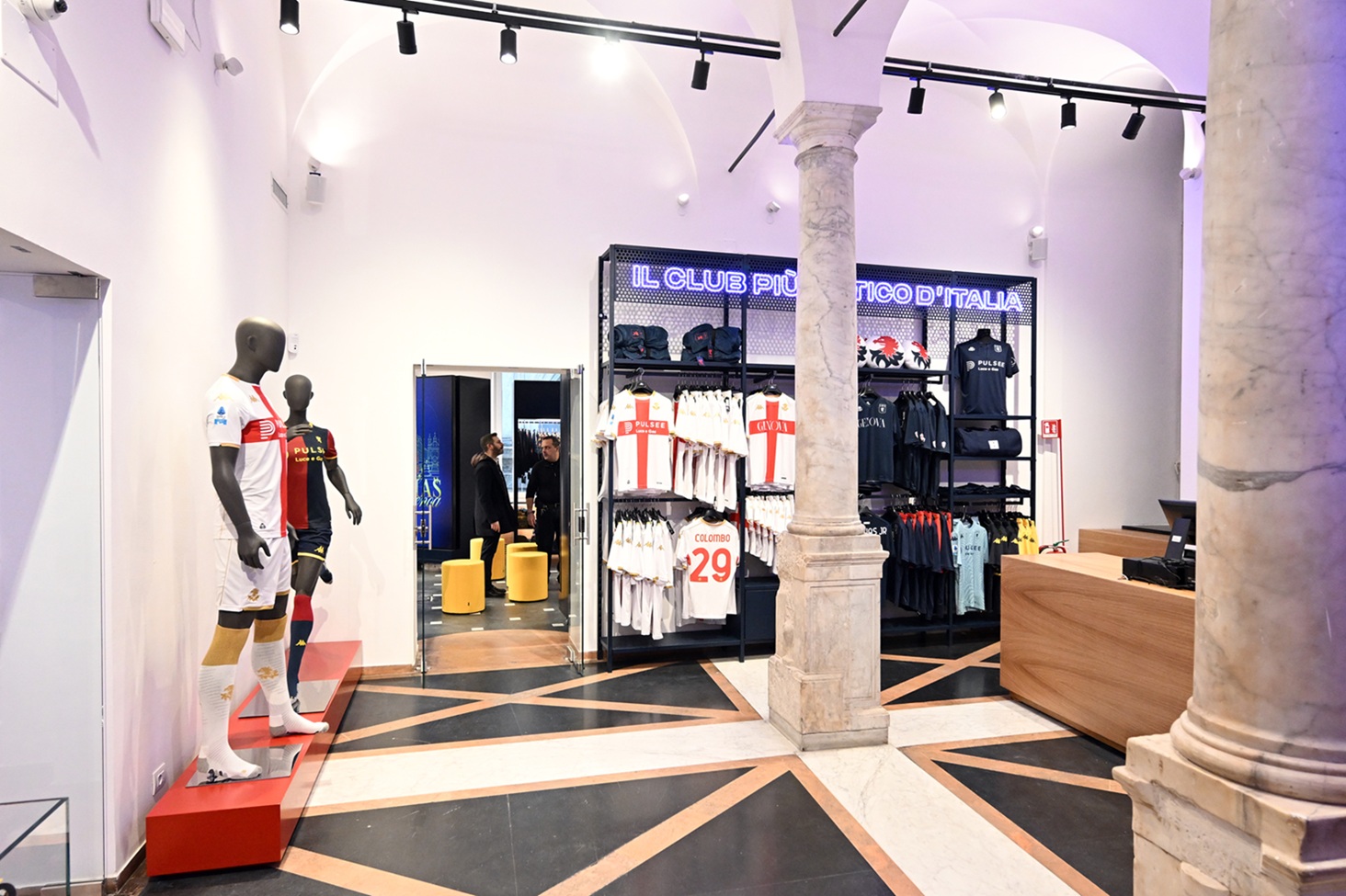 Apre il Genoa Store di Piazza Banchi